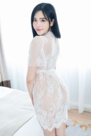 他趴在两腿中间舔我高潮的视频