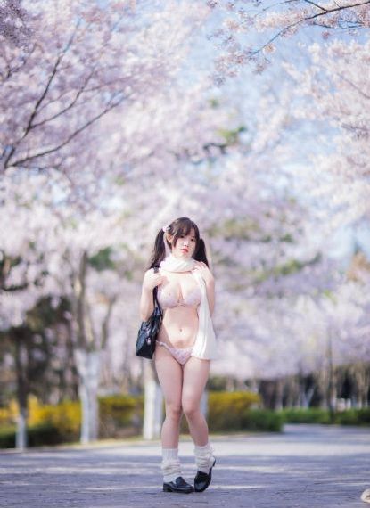 戴着面具跳舞